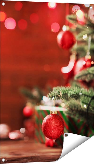 Gards Tuinposter Kerstboom met Rode Lichtjes en Kerstballen - 60x90 cm - Tuindoek - Tuindecoratie - Wanddecoratie buiten - Tuinschilderij