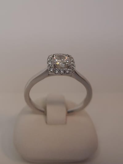 Witgouden damesring - 14 karaat - diamant 0.44 crt totaal - Gewicht 2.8 gram - Maat 53/17 - GJ1935 - uitverkoop Juwelier Verlinden St. Hubert - van €2295,- voor €1285,-