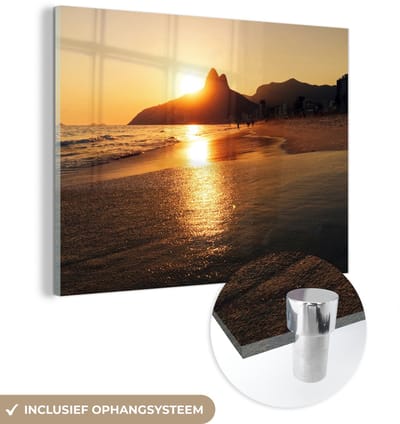 ® Glasschilderij 160x120 cm - Schilderij acrylglas - De zon verdwijnt achter de berg bij het Ipanema strand in Brazilië - Foto op glas - Muurdecoratie woonkamer - Wanddecoratie slaapkamer - Schilderijen