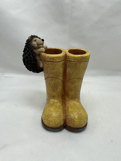 Polyresin (tuin)dier op okerkleurige laarzen - Egel - oker+ bruin - Hoogte 11 x 10 x 8 cm - Woonaccessoires - Tuinaccessoires - Tuindecoratie