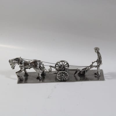 Tinnen Miniatuur Boer met Ploeg - Ambachtelijk Handgemaakt Landbouw Beeldje – Uniek Cadeau & Decoratie - agrarisch cadeau - jubileum - boerenbeeldje - pensioen