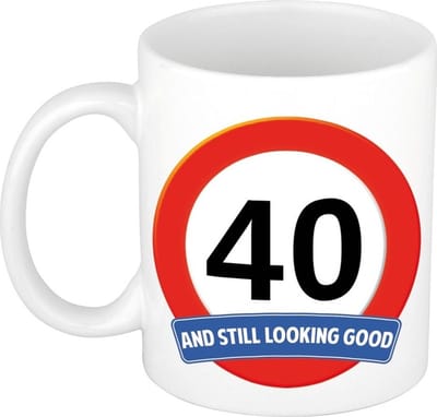 Koffie mok / cadeau beker - 40 jaar - verjaardag - still looking good - wit - stopbord - 300 ml - keramiek