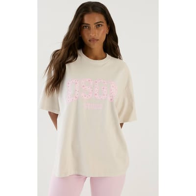 Dames Dsgn Studio Collegiate T-shirt Met Klein Bloemenprint En Overdyed Oversized Pasvorm | White | Maat: Large