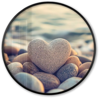 Poster in lijst Rond - Fotolijst 60x60 cm - Posters - Hart - Stenen - Natuur - Keien - Zen - Kiezelstenen - Ronde posterlijst zwart - Decoratie - Wanddecoratie woonkamer - Muurdecoratie slaapkamer