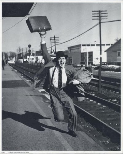 Mini zwart-wit poster - Man Chasing Train - H. Armstrong Roberts - 24x30 cm
