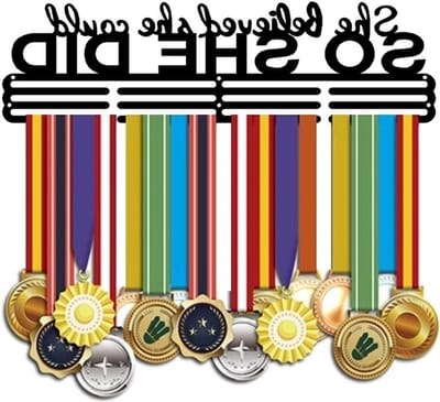 Stabiele Medaillehouder voor Wandmontage - Inspirerende Quote voor Gymnastiek, Voetbal en Softbal, Ideaal voor Sportprijzen en Decoratie