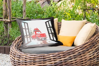 Buitenkussens - Doorkijk - Auto - Rood - Cadeaus - Winterlandschap - Kerst - 60x40 cm - Weerbestendig
