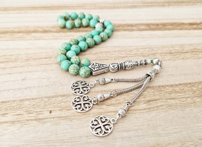 Handgemaakte tesbih "tasbih" natuursteen "Groen howliet gesponnen goud" - Aantal kralen 33 - Diameter kralen 8 MM - met metaal tassel "model 7" - Een mooi cadeau-idee