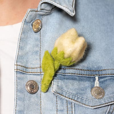 Broche Bloem Vilt - Tulpje Gini Zacht Geel/Groen - 8cm - Fairtrade Accessoire Sjaalmetverhaal