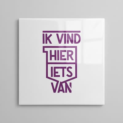 Stoere Nederlandse Quote Keramische Tegel – “Ik Vind Hier Iets Van” Statement Typografie Wanddecoratie – 15 × 15 cm