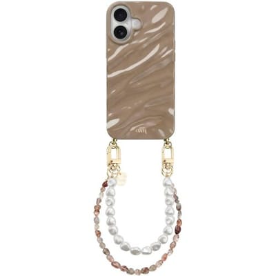 xoxo Wildhearts Taupe Glaze telefoonhoesje met koord - geschikt voor iPhone 16 - Soft Taupe & Pearls - Dream hoesje met telefoonkoord - Glimmende silicone case met plooien - Steentjesketting gecombineerd met korte parelketting - Beige
