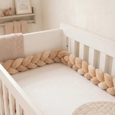 Honeybears Gevlochten Baby bedomrander – Boxomrander baby – Bedslang - Bedbumper - Hoofdbeschermer - Parkomrander - Bedrand - Bed bumper ledikant – 3 meter – Bruin