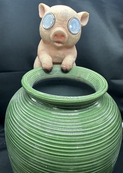 Polyresin solar pothanger "Varken" - meerkleurig - met 2 LEDs - hang model - hoogte 17 x 11 x 7 cm - Tuindecoratie - Tuinverlichting