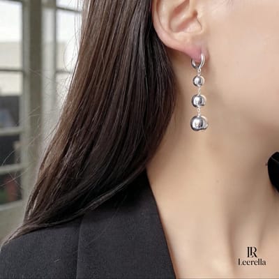 Leerella Zilverkleurige Oorbellen met Drie Bollen – Lange Drop Ball Earrings RVS met Hangende Bollen – Elegante Triple Ball Dangle Oorbellen voor Dagelijks, Feestelijk & Layered Looks