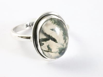 Ovale zilveren ring met mosagaat - maat 17