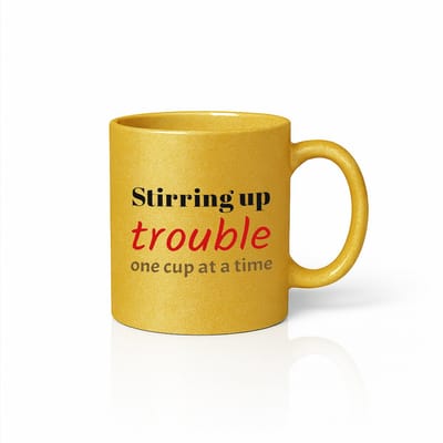 Gouden Mok – “Stirring Up Trouble One Cup at a Time” – Grappige Koffiebeker voor Werk, Thuis & Dagelijkse Humor – 330ml Keramische Mok
