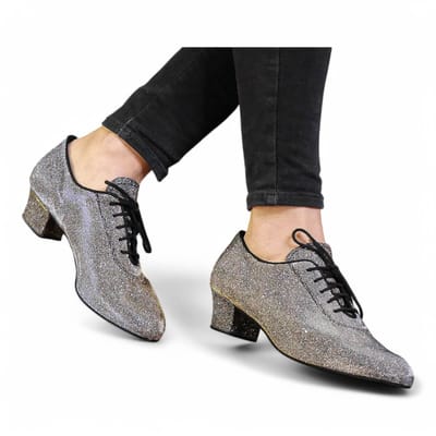 Glinsterende dames practice dansschoenen - Diamant 093 - 034 - 509 - A - Lage stabiele hak 3.7cm - Vetersluiting - Zachte binnenzool - Suede zool - Comfortabele voetbed - Stijldansen, Latin, Ballroom - Diamant - Zilver Goud Brokaat - 39.5