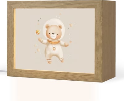 Nachtlampje 20x15 cm - Kinder lampje - Ruimtebeer - Sterren - Beige - Tafellamp kinderkamer - Slaapkamer lamp - Bedlamp kinderen - Kinderlampje stopcontact - Wandlamp babykamer - Nachtlampjes