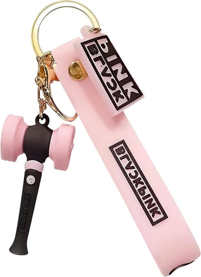 Zwarte sleutelhanger met Pink Keychain, ideaal voor concerten, fanaccessoires en clubondersteuning