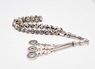Handgemaakte naam tasbih 33 Kralen Natuursteen “ Jasper Dalmatin” - met metaal tassel “Omarmen"- Met je naam of de naam van uw geliefde- 8 mm diameter van de korrel