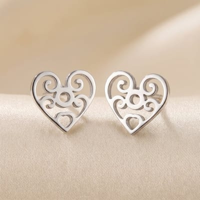 Lundholm Lovisa Oorknopjes Dames Zilverkleurig Hartjes Oorbellen Dames – Premium Stainless Steel – Open Hart Oorknopjes – 0,9 x 0,8 cm – Scandinavisch Design