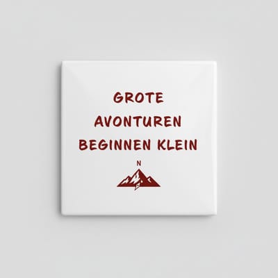Inspirerende 15×15 cm Keramische Tegel – “Grote Avonturen Beginnen Klein” Berg Symbool Avontuur Wanddecoratie