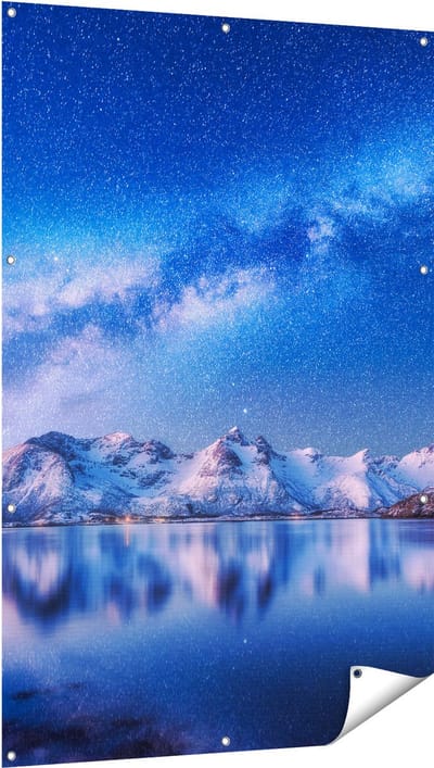 Gards Tuinposter Melkweg bij Besneeuwde Bergen - 100x150 cm - Tuindoek - Tuindecoratie - Wanddecoratie buiten - Tuinschilderij