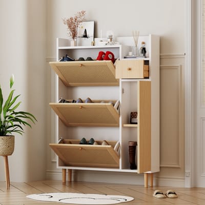 Gutent Houten Rotan Schoenenkast, Houtkleur en Wit, 3 Schuine deuren en 1 lade, met Massief Houten poten en handgrepen, afmetingen: B90/H125/D17 cm, voor smalle ingangen
