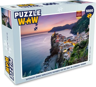 Puzzel Uitzicht over verlichte huisjes en de zee in Cinque Terre - Legpuzzel - Puzzel 1000 stukjes volwassenen