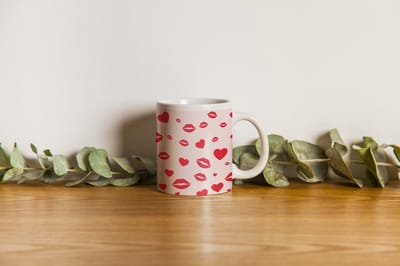 Smartphonica Mok met hartjes en kusjes opdruk - Geschikt als Valentijnsdag cadeau - liefde