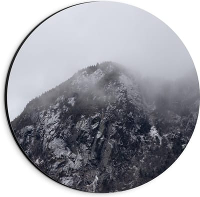 Dibond Wandcirkel - Berg met Mist (zwart/wit) - 20x20cm Foto op Aluminium Wandcirkel (met ophangsysteem)