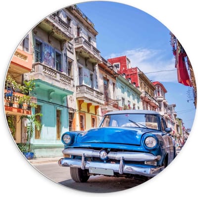 Forex Wandcirkel - Blauwe Auto in Straat in Cuba - 70x70cm Foto op Wandcirkel (met ophangsysteem)
