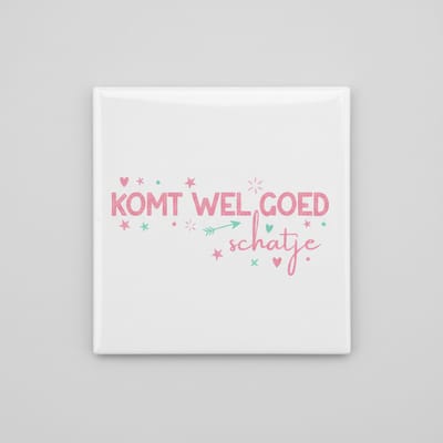 Lieve Nederlandse Quote Keramische Tegel “Komt Wel Goed Schatje” – Zachte Pastel Typografie Wanddecoratie – 15 x 15 cm