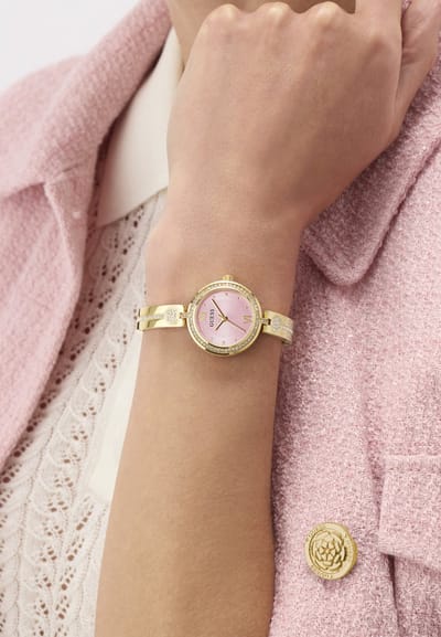 Guess Lovey Quartz Analoog Horloge Goudkleurig Kast Gemaakt Van 100% Roestvrij Staal En Een Armband Van 100% Roestvrij Staal 27 GW0655L4, GW0655L5