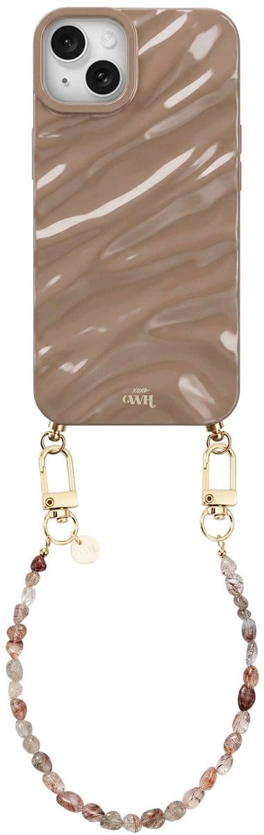 xoxo Wildhearts Taupe Glaze telefoonhoesje met koord - geschikt voor iPhone 13 - Soft Taupe - Dream hoesje met telefoonkoord - Glimmende silicone case met plooien - Steentjesketting - Beige
