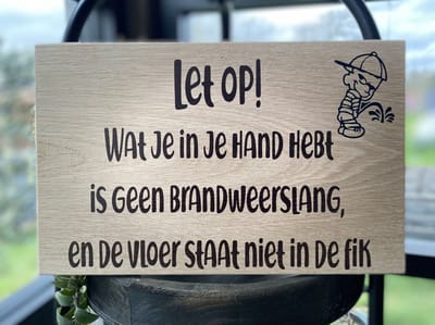 Tekstbordje WC - 20x30 cm - eikenhout - met de tekst; let op wat je in je hand hebt is geen brandweerslang en de vloer staat niet in de fik