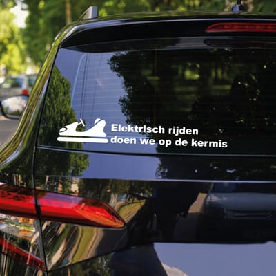 2x Auto Sticker Elektrisch Rijden Doen We Op De Kermis - Grappige Auto Raamsticker - Wit - Zonder Achtergrond - 28 x 4 cm