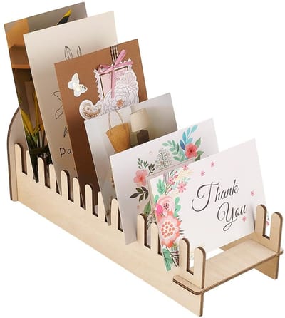 Dailygoods- Displaystandaard 14 Sleuven - Houten Display - Kaart Display - Compact Ontwerp - Inclusief Geheugendoos - 34x12,95x14cm - Kaartdisplay