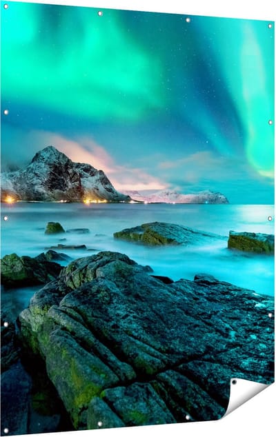 Gards Tuinposter Noorderlicht boven het Water bij Rotsen - 120x160 cm - Tuindoek - Tuindecoratie - Wanddecoratie buiten - Tuinschilderij
