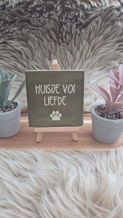 Robuust Wenstegeltje – Huisje vol Liefde met pootje – Hip trendy tegeltje – Wanddecoratie – Cadeau voor Nieuwe Woning, Housewarming of Gezinscadeau – Sfeervol en Persoonlijk - Vriend(in) – Trendy nu – Decoratief Tegeltje met Standaard – Cadeau Idee