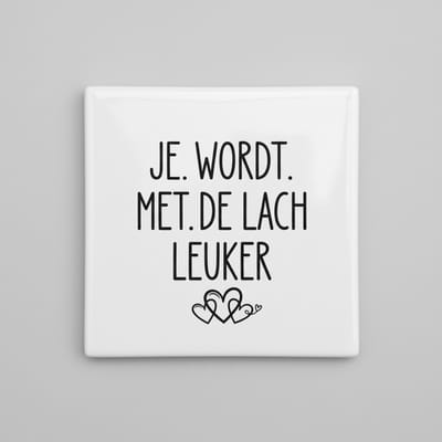 Je Wordt Met de Lach Leuker Tekst Decoratieve Tegel – Minimalistische Positieve Wanddecoratie – 15 x 15 cm