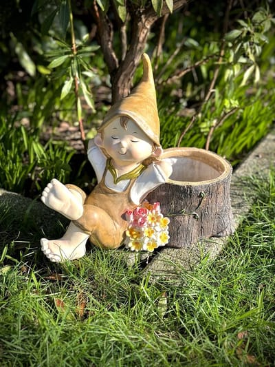 Tuinjongen liggend met bloempot 30 cm hoog - polyresin - polystone - hoogkwalitatieve kunststof - decoratiefiguur - interieur - accessoire - voor binnen en buiten - cadeau - geschenk - tuinfiguur - tuinbeeldje - tuindecoratie