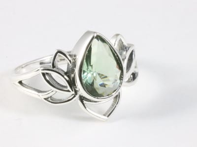 Opengewerkte zilveren lotus bloem ring met groene amethist - maat 16