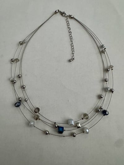 Petra's Sieradenwereld - Laagjesketting met 4 laagjes in blauw/zilver en parelmoerkralen (1118)