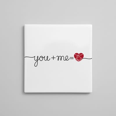 Decoratieve Keramische Tegel “You + Me” met Hart Illustratie – Romantische Minimalistische Liefdesquote Woondecoratie – 15 × 15 cm