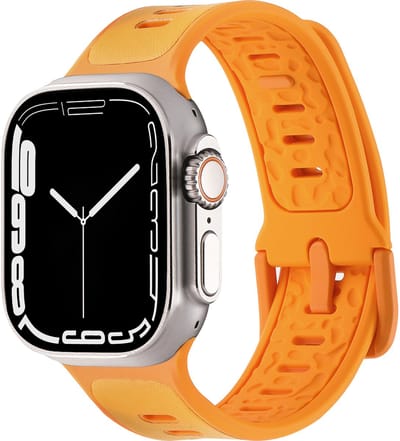 Stravo Sport Siliconen Horlogeband met Leerstructuur – Ademend Design met Contrasterende Kleuren – Geschikt voor Apple Watch 46mm (Series 11/10), 45mm (Series 9/8/7), 44mm (Series 6/5/4, SE 3/2/1), 49mm (Ultra 1/2/3) – Oranje/geel