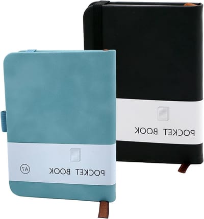 2 Stuks A7 Pocket Notitieboekjes met Elastische Sluiting en Penhouder voor School en Kantoor (Zwart, Blauw)