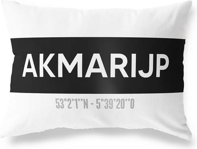 Tuinkussen AKMARIJP - FRIESLAND met coördinaten - Buitenkussen - Bootkussen - Weerbestendig - Jouw Plaats - Studio216 - Modern - Zwart-Wit - 50x30cm
