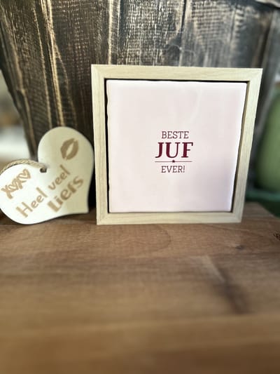 Creaties van Hier -Liefs in een lijstje Juf met houten hartje - 12 cm – Keramiek