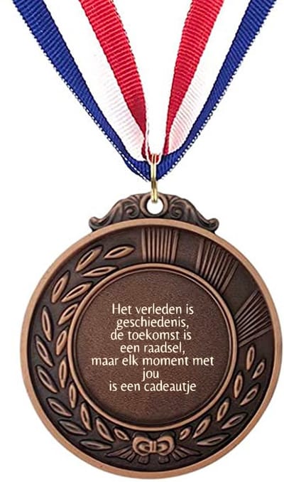 Akyol - het verleden is geschiedenis, de toekomst is een raadsel, maar elk moment met jou is een cadeautje medaille bronskleuring - Liefde - mensen die liefde willen delen naar iemand - valentijnsdag - cadeautje - verjaardagscadeau - verjaardag